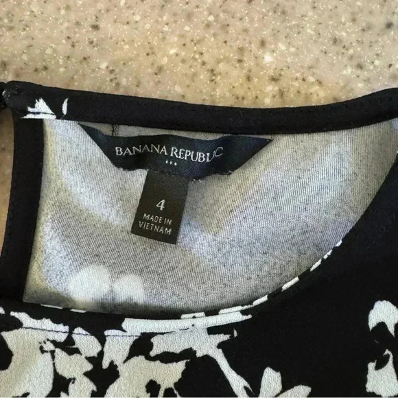 BANANA REPUBLIC Black White Floral Pattern Shift Dress Short Sleeve Size 4 - Picture 3 of 6